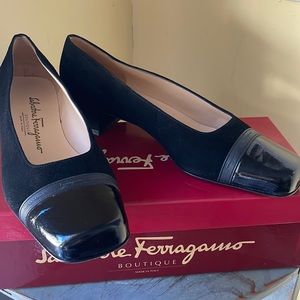 🌺- Salvatore Ferragamo Sonia Suede Black Patent Leather Pumps 8 1/2